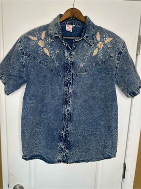 Blue Sky Vintage Western 80’s Acid Wash Denim Button-Up Shirt. Size M.